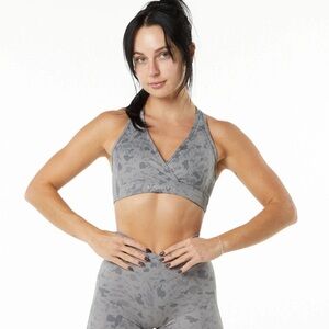 XS Alphalete SURFACE WRAP BRA- Pebble Print Stone Grey